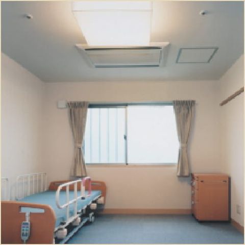 窓のある居室 居室 窓から差し込む自然光が心地よく、清潔感のある空間です。快適に過ごせる設備が整っています。