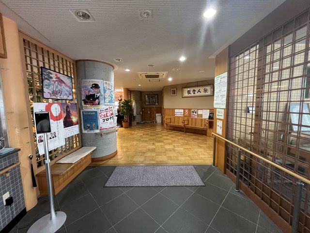 広々としたエントランス エントランス 広々としたエントランスには、掲示物があり情報を確認できます。明るい雰囲気で快適にお迎えします。