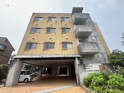 車が駐車された建物