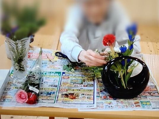 花を活ける手元