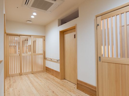 木目調の温かみのある廊下