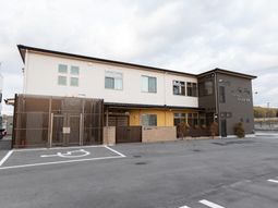 外観と駐車場の施設