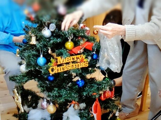 クリスマスツリー装飾 季節行事 共有スペースで行われる季節のイベントが彩りを添え、皆で楽しむ憩いの場となっております。温かなコミュニティが醸成される環境です。