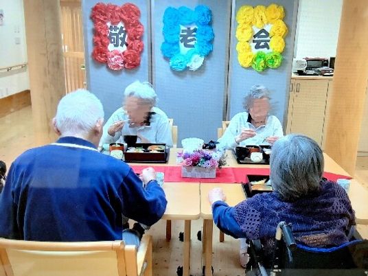 食事を楽しむ高齢者たち