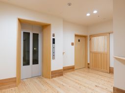 エレベーターと木製の扉