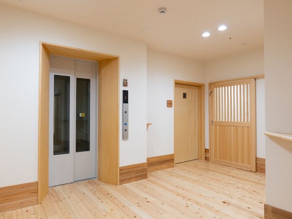 エレベーターと木製の扉