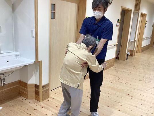 介護の様子を示す廊下