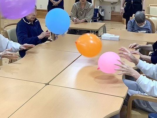 多色の風船とレクリエーション