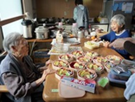 共用キッチンでの食事準備