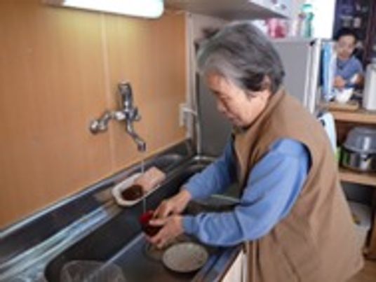 高齢者の洗い物シーン