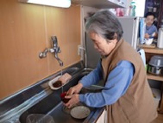 高齢者の洗い物シーン