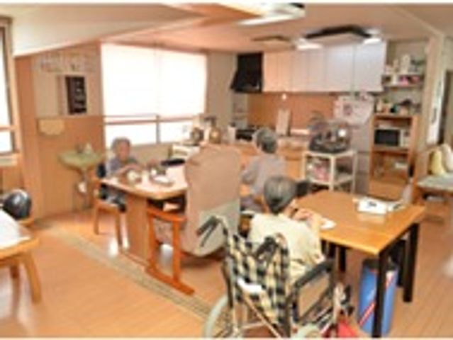 日差しが差し込む共有リビング