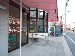 施設の明るいエントランス
