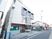  街中の明るい建物外観  