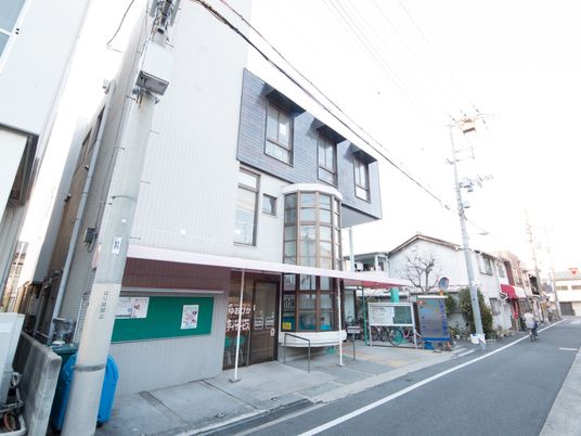  街中の明るい建物外観  