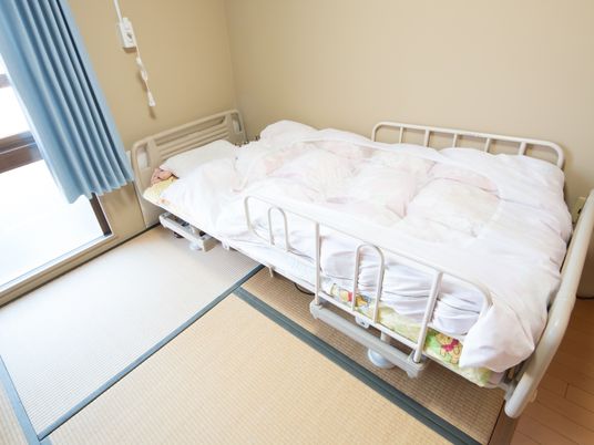 清潔な居室のベッド 