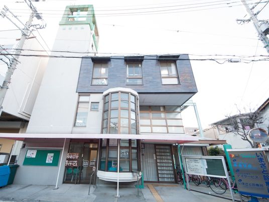  都市の白い建物外観  