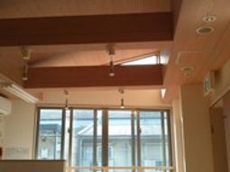 明るい窓側のリビング空間