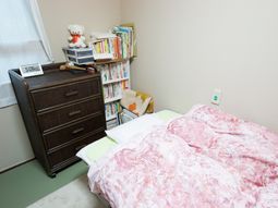 居室のベッドと本棚