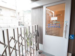 エントランスの明るい様子
