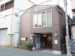 茶色の建物のエントランス