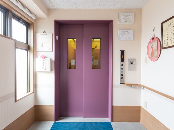 紫色のエレベーター入口