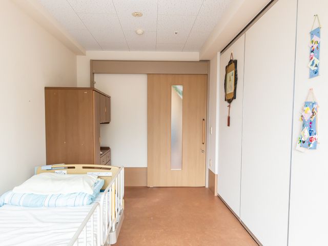 居心地の良い居室の一角 居室 明るく清潔感のある居室です。壁には手作りの飾りがあり、温かみのある雰囲気を感じられる空間となっています。