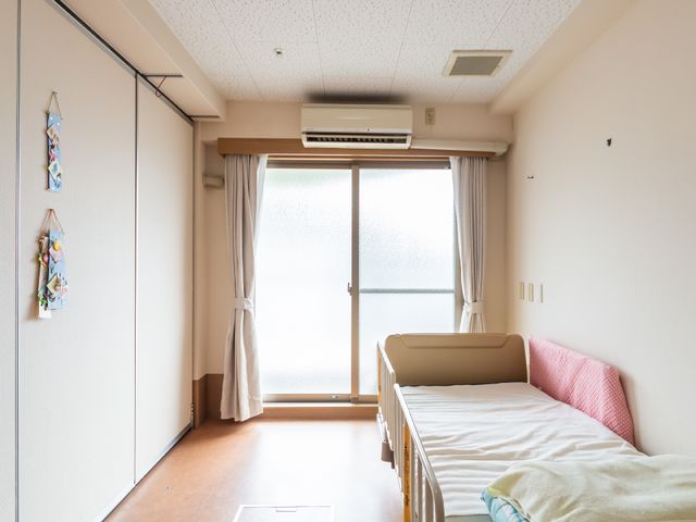 明るい個室の居室 居室 広々とした窓のある明るい個室です。個々の生活スペースを大事にした配慮が感じられます。