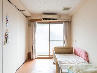 明るい個室の居室
