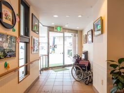 エントランスの明るい廊下