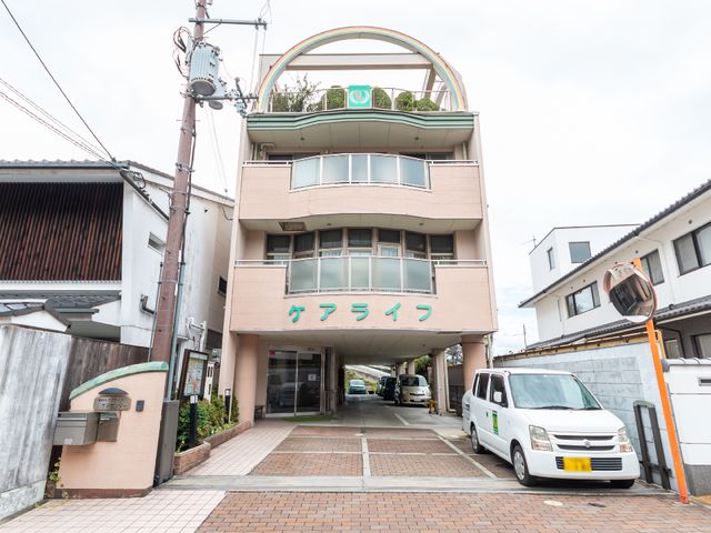 施設外観エントランス 外観 明るく開放的なエントランスが私たちを出迎えてくれます。利便性を考えた造りは就業環境にも期待が持てそうです。