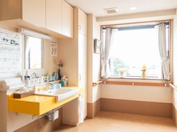 清潔な洗面台と窓