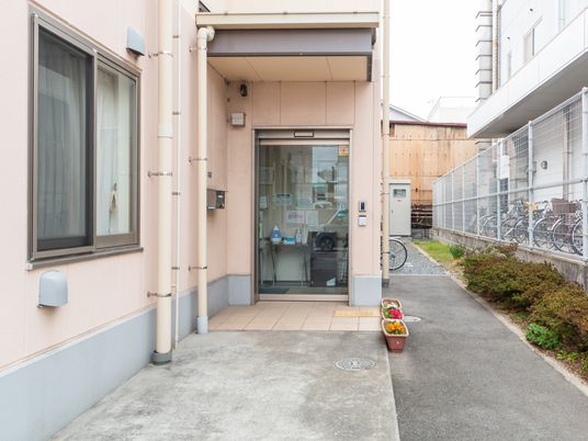 自転車置き場のある外観