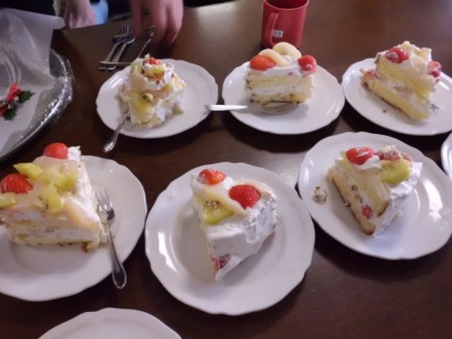 お祝いのケーキの風景 おやつ フルーツをトッピングした華やかなケーキが並んでおり、ご利用者のお祝い事やお楽しみのひと時を彩っています。
