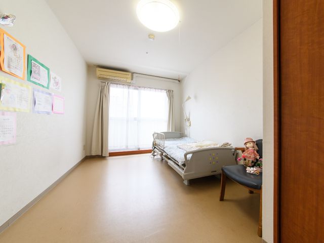 居心地の良い居室空間 部屋 ゆったりとした空間が確保された居室です。個人の趣味や必需品を配置でき、快適にお過ごしいただけます。