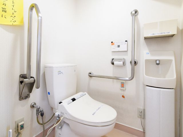 バリアフリートイレ設備 トイレ 手すり付きで安心のトイレスペースです。支援が必要な方でも安心してご利用いただけるよう配慮されています。