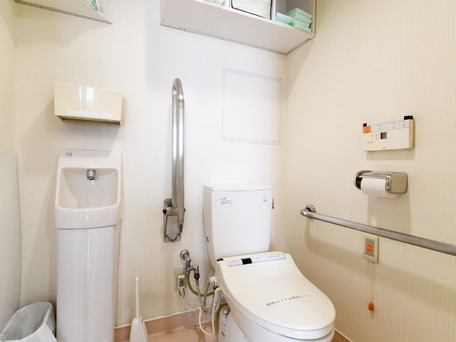 バリアフリー対応トイレ トイレ 清潔感ある明るいトイレは、手すり付きで安全に配慮されています。利用者の快適性を考えた設計となっております。