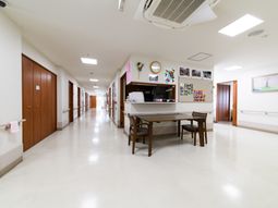 明るい廊下の広々空間