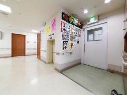 廊下の掲示物と装飾