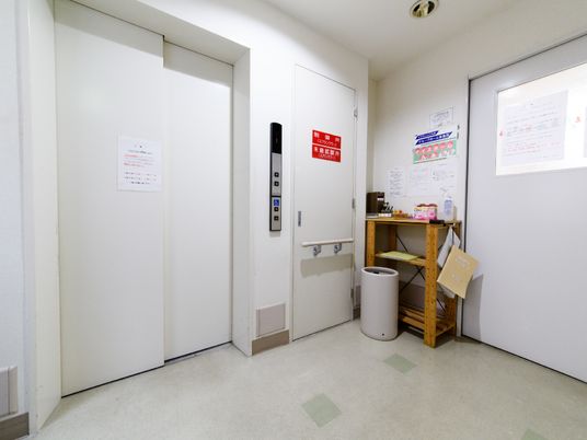 廊下のエレベーターと掲示物