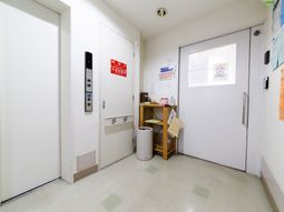 清潔な廊下とエレベーター