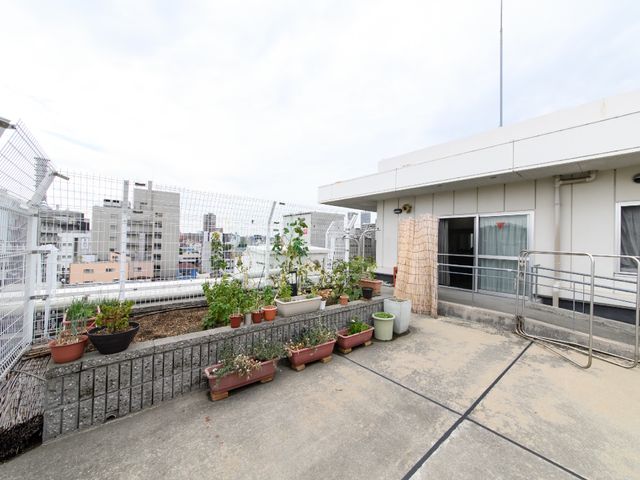 屋上のガーデニングスペース 屋上 屋上に設けられたガーデニングスペースがあり、新鮮な空気と緑に囲まれながらのひと時をお楽しみいただけます。