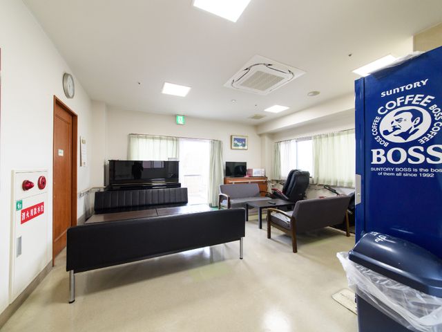 リラックス出来る休憩室 部屋 広々とした休憩室では、ピアノの音色を楽しんだり、ソファでくつろぎながらテレビを観ることができます。