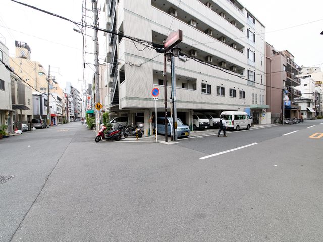 建物の外観 外観 清潔感が漂うビルの外観です。通りに面した明るい立地で、アクセスも便利そうです。
