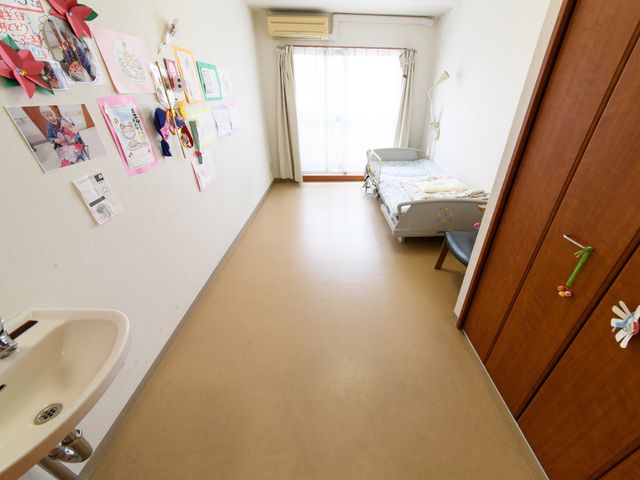 個室のインテリア風景 居室 個人の趣味が反映された居室です。壁には思い出の写真や飾りがあり、落ち着いた雰囲気を醸し出しています。