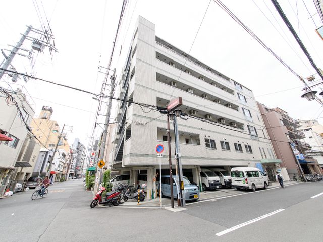 多階層建物の外観 外観 清潔感ある建物の外には、配送の車や自転車が停まっており、周辺は日常生活に便利な環境が整っています。