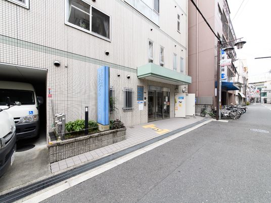 都市型施設のエントランス