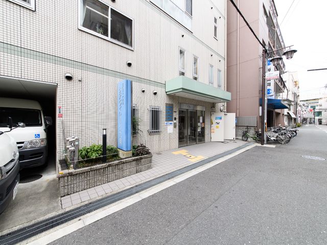 都市型施設のエントランス 外観 エントランスはバリアフリー設計で、車いすの方でも安心してご利用いただける明るく開放的な空間となっています。