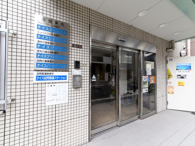 施設の入り口 表玄関 入りやすい自動ドアのエントランスです。来訪者を歓迎する明るい雰囲気が感じられます。
