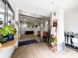 明るいエントランスの様子